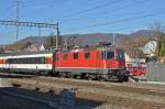 Re 4/4 II 11172 durchfährt den Bahnhof Sissach.