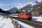 Re 4/4 II 11181 rollt am 15.02.2016 talwärts in erreicht in wenigen Augenblicken Rodi-Fiesso.