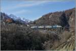 Die 132 Meter lange Isorno Brücke bei Intragna aus zwei verschiedenen Perspektiven: Auf diesem Bild klassisch von der Strassenbrücke aus mti dem SSIF Treno Panoramico N° 40 von Locarno