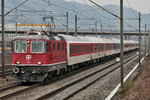 Die Re 4/4 II 11125 1.Version fährt am Morgen des 23.3.2016 mit dem EN 459 Canopus aus Prag kommend nach Zürich HB beim Rbf Limmattal vorüber.