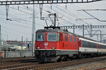 Re 4/4 II 11136 durchfährt den Bahnhof Muttenz. Die Aufnahme stammt vom 24.03.2016.