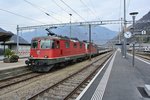 Ostern 2016 am Gotthard; Aufgrund der stark verlngerten Zgen mussten diverse IR mit zwei Re 4/4 II bespannt werden. Bis anhin wurden in der Regel eine Re 460 eingesetzt, in diesem Jahr werden sie jedoch anderweitig gebraucht. So gab es am heiligen Berg noch einmal richtige Zge. Im Dezember wird der neue Basistunnel in Betrieb gehen, dann sind die Lokbespannten IR's Geschichte: Re 4/4 II 11200 (420 200-8) und Re 4/4 II 11157 mit dem IR 2319 bei Einfahrt in Bellinzona, 25.03.2016.