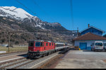 Re 4/4 II 11172 durchfährt am 26. März 2016 mit dem IR 2426 den Bahnhof Ambri-Piotta. Die Lok verfügt als Besonderheit innerhalb der Serie über keine Chromziffern und -wappen, stattdessen sind diese nur aufgeklebt. Sie wurde 2003 von der MThB übernommen.