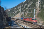 Re 420 240 und Re 6/6 11660  Tavannes  ziehen am 26. März 2016 einen Güterzug kurz vor dem Bahnhof Göschenen die letzten Meter der Gotthard-Nordrampe hinauf.