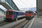 Seltenes Dispozugstreffen in Chur: Links; BDt EWI 50 85 82-33 986-9 mit dem Dispo Zrich als IC 70565/570; rechts; Re 4/4 II 11140 (420 140-6) mit dem Dispo Olten beim Wenden als ICE 70271/70070, 01.04.2016. 