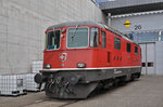 Re 4/4 II 11132 steht vor der Lokwerkstatt hinter dem Bahnhof SBB Die Aufnahme stammt vom 07.04.2016.