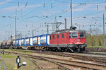 Re 4/4 II 11273 durchfährt den Badischen Bahnhof. Die Aufnahme stammt vom 11.04.2016.