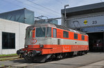 Re 4/4 II 11108 steht vor der Lokwerkstatt beim Bahnhof SBB. Die Aufnahme stammt vom 21.04.2016.