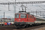 Re 4/4 II 11155 durchfährt den Bahnhof Muttenz. Die Aufnahme stammt vom 17.04.2016.