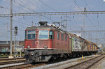 Re 4/4 II 11174 durchfährt den Bahnhof Pratteln. Die Aufnahme stammt vom 02.05.2016.