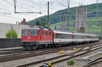 Re 4/4 II 11128 durchfährt den Bahnhof Sissach.