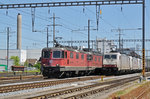 Zwei Güterzüge, mit den looks 11325 und 186 908 an der Spitze, durchfahren den Bahnhof Pratteln.