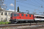 Re 4/4 II 11143 durchfährt den Bahnhof Pratteln.