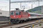 Re 4/4 II 11200 durchfährt den Bahnhof Sissach.