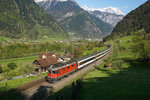 Re 4/4 II 11199 verlässt am 30.04.2016 Erstfeld und erklimmt die ersten Meter der Gotthard-Nordrampe.