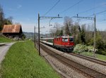 Die Re 4/4 11154 mit einem IR am 26.04.2012 unterwegs bei Immensee.