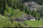 IR 2319 Basel SBB - Locarno fährt am 21. Mai 2016 bei Wassen bergwärts.