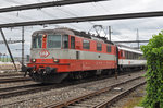 Re 4/4 II 11108 durchfährt den Bahnhof Muttenz. Die Aufnahme stammt vom 30.05.2016.