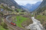 Noch gibt es diesen Anblick. Re 4/4<sup>II</sup> 11181 mit einem IR nach Locarno. Wassen, April 2016.