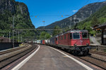 Re 4/4-11338 und Re 620 069 fahren mit einem KLV durch Faido in Richtung Bellinzona, aufgenommen am 24.