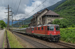 Re 4/4 II 11172 und 11194 passieren am 5. Juni 2016 vor einem aus 3 A EW IV und 9 B(pm) bestehenden Extrazug das Unterwerk Giornico.