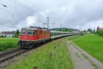 Gottardo 2016 Ersatzverkehr; Da diverse EWIV Pendel am und im Gotthard gebraucht wurden, verkehrten am Wochenende 04./05.06.2016 3 verschiedene EWI/II Pendel auf den IR Zrich-Konstanz. 
Bedarfspendel Zrich mit der fhrenden Re 4/4 II 11153, 3 A EWI, 6 B EWI und dem BDt EWI 50 85 82-33 984-4 als IR 2114 bei Durchfahrt in Berg, 04.06.2016.

