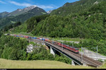 Ein mit Re 10/10 bespannter Güterzug von SBB Cargo fährt am 10.