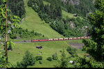 Eine Re 10/10 hat am 10. Juni 2016 mit einem Kieszug gerade den nur 23 Meter langen Muhrentunnel verlassen und durchfährt in Kürze Pfaffensprung.