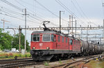 Doppeltraktion, mit den Loks 11264 und 11183, durchfahren den Bahnhof Pratteln. Das abzweigende Gleis führt auf eine Strasse und in ein Industriegebiet, von wo aus auch diese Aufnahme am 07.06.2016 entstand.