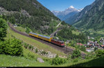 Re 420 279 zieht am 10. Juni 2016 einen kurzen Postzug in Richtung Tessin. Aufgenommen auf der dritten Ebene bei Wassen.