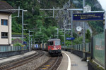 SBB: Trotz sehr schlechter Witterung spiegelte sich am 4. Juni 2016 ein Containerzug mit der Re 420 280-0 an der Zugsspitze bei Sisikon in der Lärmschutzwand. Die Frontbeleuchtung des vom Gotthard herkommenden Zuges betrug nur 66,66 Pronzent!
Foto: Walter Ruetsch