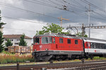 Re 4/4 II 11139 durchfährt den Bahnhof Pratteln.