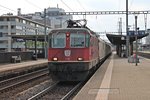 Re 4/4 II 11238 am 14.05.2015 bei der Durchfahrt mit einem Kühlwagenzug in Pratteln gen Olten.