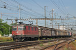 Re 4/4 II 11319 durchfährt den Bahnhof Pratteln. Die Aufnahme stammt vom 10.06.2016.