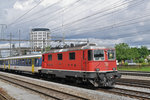 Re 4/4 II 11152 durchfährt den Bahnhof Pratteln.