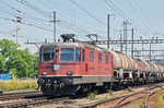 Re 4/4 II 11257 durchfährt den Bahnhof Pratteln. Die Aufnahme stammt vom 24.06.2016.