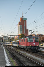 Eigentlich wollte ich ja nach Hause gehen, doch dann sah ich die Anzeige  Ersatzzug  aufleuchten und entschied mich, noch ein paar Minuten zu warten. 
Von Konstanz her erreicht am Abend des 28. Juni 2016 die Re 4/4 II 11300 mit einem Ersatz-IR den Bahnhof Winterthur.