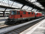 SBB - Re 4/4 11199 zusammen mit 460 ... im HB Zürich am 29.06.2016