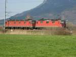 Eine Re 420 mit einer Re 620 auf der Fahrt  zwischen Buchs/SG und Sargans in Sevelen.