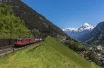 Re 4/4-11341 und Re 6/6-11677 mit einem KLV auf der 3. Ebene bei Wassen, aufgenommen am 25. Mai 2016.