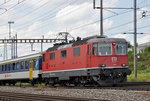 Re 4/4 II 11152 durchfährt den Bahnhof Pratteln. Die Aufnahme stammt vom 28.06.2016.