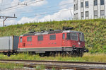 Re 4/4 II 11339 durchfährt den Bahnhof Pratteln.