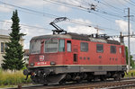 Re 4/4 II 11278 (420 278-4) durchfährt den Bahnhof Pratteln.