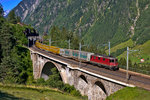 Die Re 420 277-6 donnert am hellichten Tage mit einem Postzug über die mittlere Meienreussbrücke.Bild vom 19.7.2016