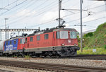 Doppeltraktion, mit den Loks 11246 und 420 165-3, durchfahren den Bahnhof Pratteln.