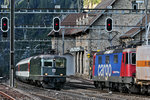 Bergan fährt die Re 4/4 II 11161 mit einem Ic Basel SBB-Locarno an der Re 421 388-0 vorbei,die hinter einem KLV Zug auf Freischaltung der Strecke im Bahnhof Göschenen wartet.Bild vom 18.7.2016