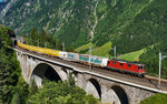 Die Re 4/4 II 11277 (420 277-6) fährt am helllichten Tag mit einem Postzug über die mittlere Meienreussbrücke talwärts.
Aufgenommen am 19.7.2016.