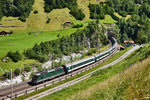 Die Re 4/4 II 11161 taucht mit dem IR 2328 (Locarno - Luzern - Basel SBB) aus dem Wattinger Kehrtunnel auf.