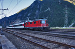 Re 4/4 11158 fährt abends mit dem IR 2433 (Zürich HB - Chiasso), in den Bahnhof Göschenen ein.