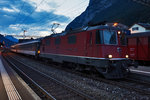 Re 4/4 II 11159 legt mit dem IR 2437 (Zürich HB - Chiasso), einen Halt im Bahnhof Erstfeld ein.